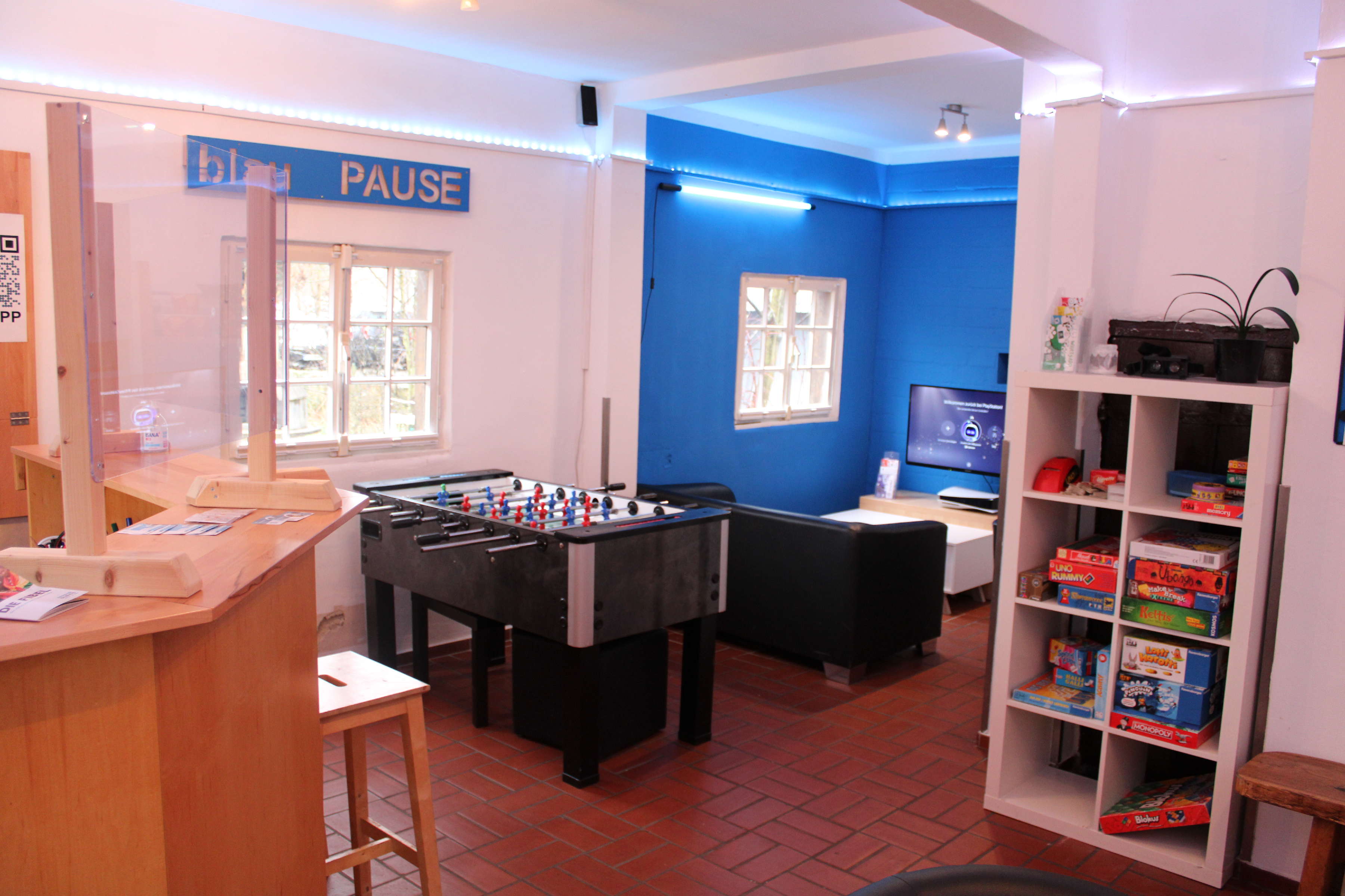 Hier siehst du den Cafébereich der Blaupause (Theke, Gesellschaftsspiele und Gaming-Ecke)